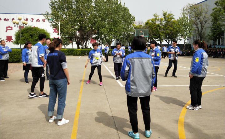 踢毽子比赛让我们见识到团结协作、坚持不懈的运动精神，各队在场上展开激烈比拼，队员们沉着应战、默契配合、快速传递