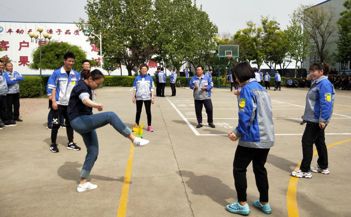 踢毽子比赛让我们见识到团结协作、坚持不懈的运动精神，各队在场上展开激烈比拼，队员们沉着应战、默契配合、快速传递