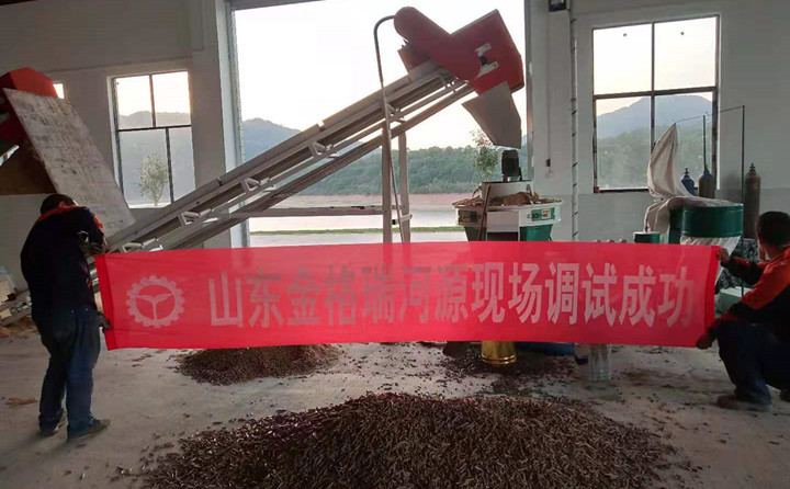 河源颗?；魇猿晒?/></p><p>水葫芦，又叫凤眼蓝、水浮莲，是浮水植物或生于泥沼中，水葫芦繁殖能力很强，因为太强，也有害处，它会覆盖在整个湖面，使得水中的其他植物不能进行光合作用，而水中的动物没有得到充分的空气与食物，不能够维持水中的生态平衡，甚至有时会堵塞水道，所以，当地的人们一直在寻找处理水葫芦藤曼的方法与机器设备。</p><p style=