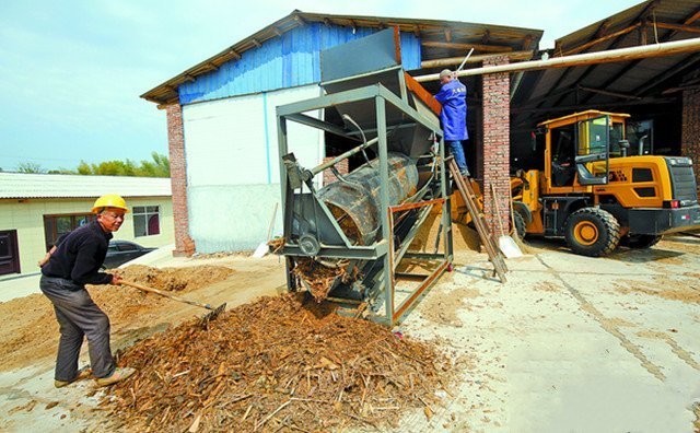 4月2日，湖南雨湖区鹤岭镇向阳村村民在家门口新建的秸秆颗?；瞪璞干叽斫崭炎饕?。这一项目既解决了秸秆处理难题，还为村集体和村民带来不菲的经济效益。